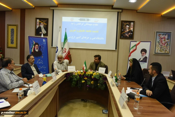 در دومین روز از هفته ملی مهارت؛ نشست صمیمانه رئیس دانشگاه فنی و حرفه ای کشور با خیرین برگزار شد. 2